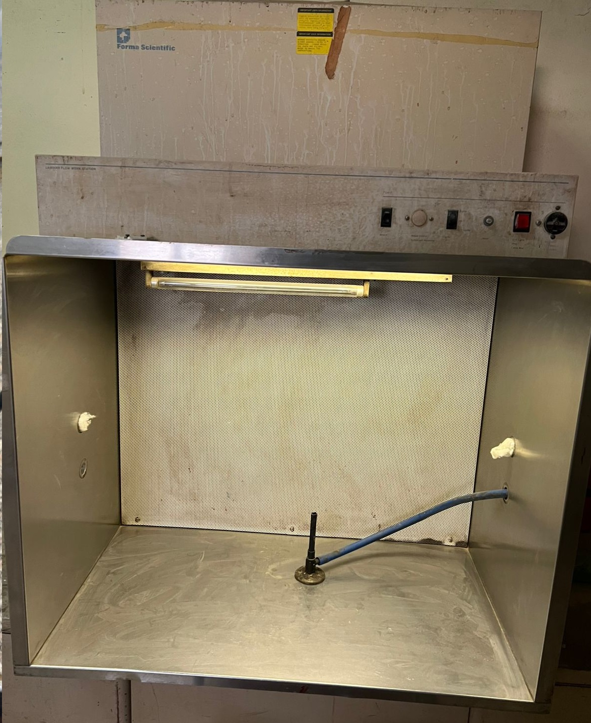 Laminar flow work station